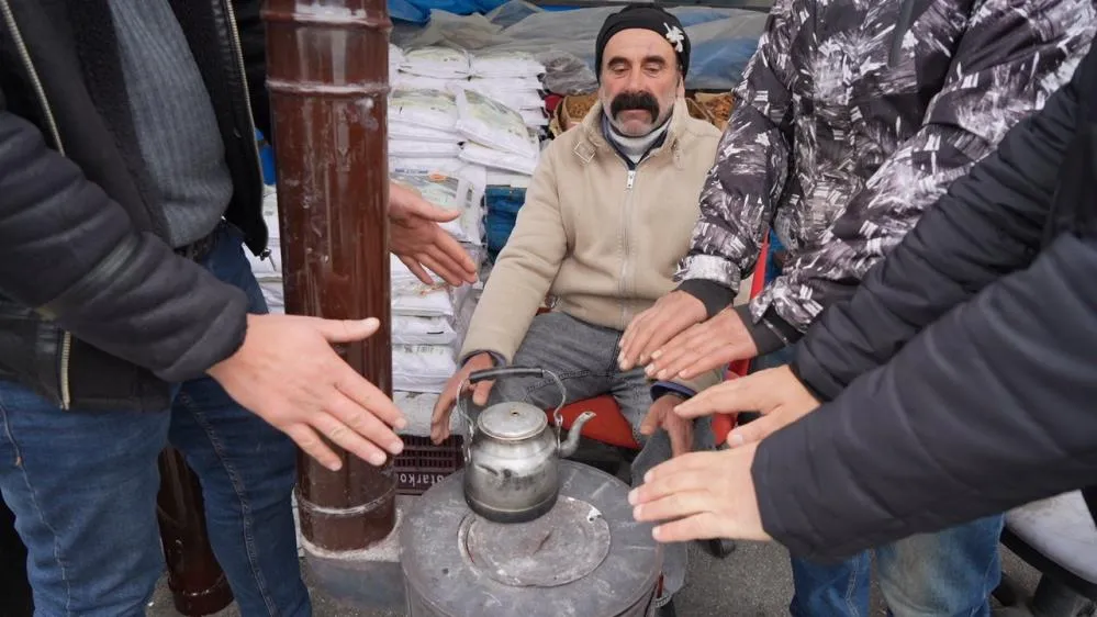 Soğuklar pazar esnafına soba kurdurdu