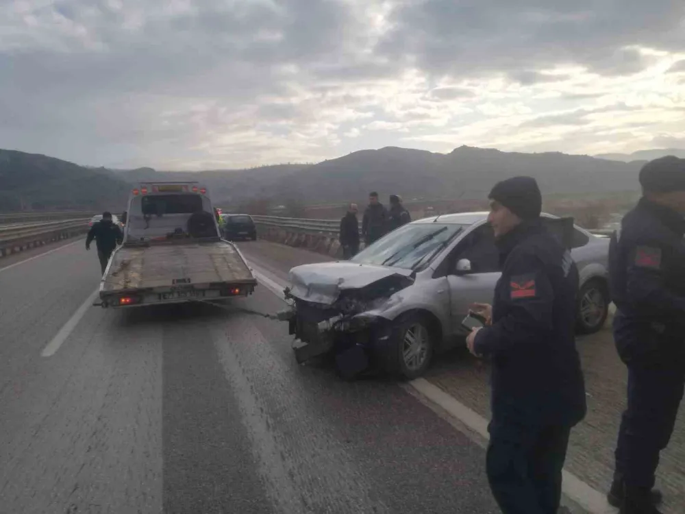 Kırıkkale’de otomobil bariyerlere çarptı