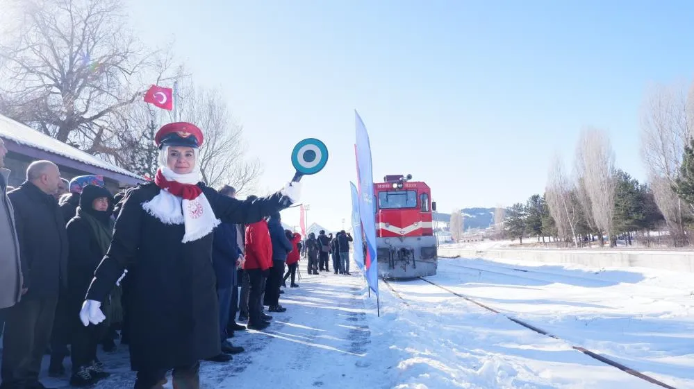 Sarıkamış Treni’ndeki gençleri Bakan Göktaş karşıladı