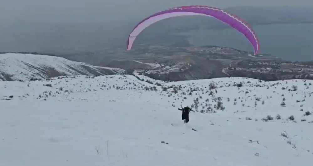 Göl manzarası eşliğinde yamaç paraşütü