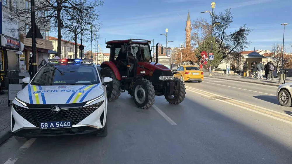 Traktörle kentin en işlek caddesine girdi