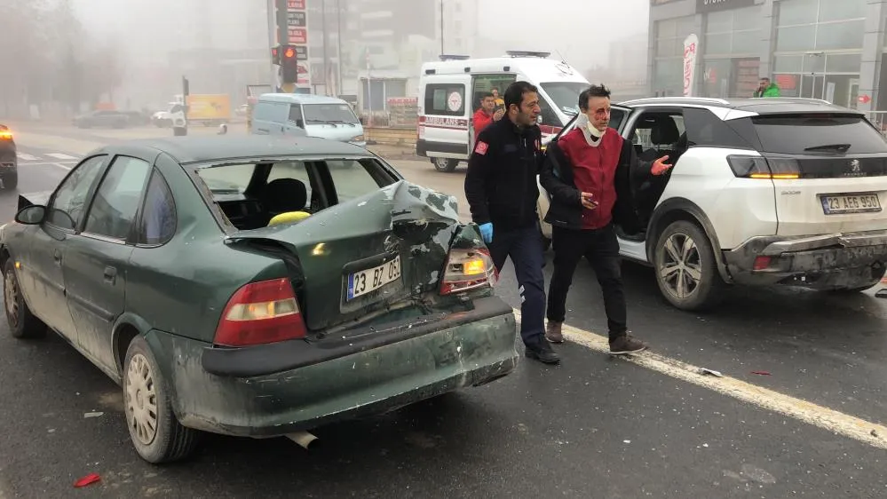 Yoğun sis ve buzlanma zincirleme kazayı beraberinde getirdi