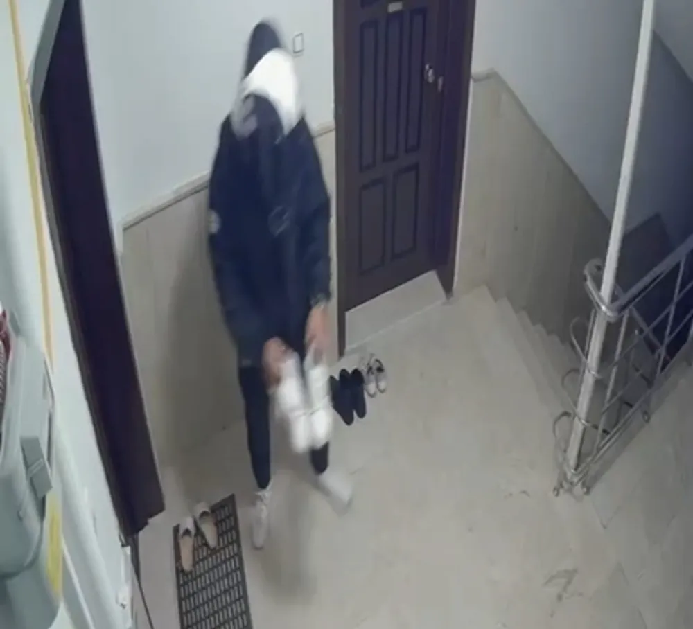 Kapı önündeki ayakkabıyı çalan kurye kameraya yansıdı