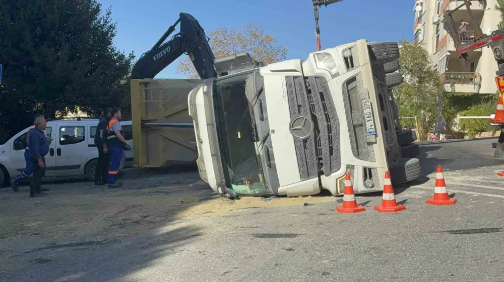 Beşiktaş’ta hafriyat kamyonu devrildi