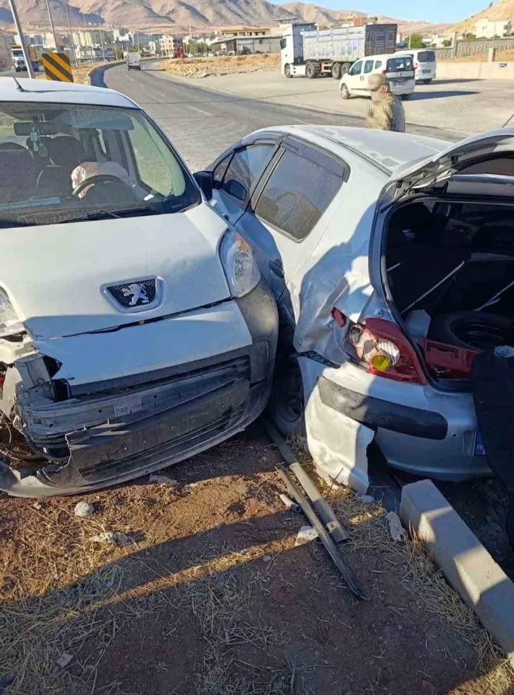 Kurtalan’da iki otomobil çarpıştı