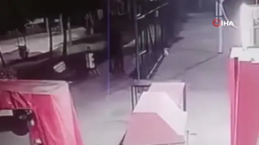 Lise öğrencilerini dövüp bacaklarından bıçakladılar