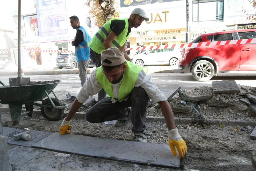 Cumhuriyet Caddesi’nde kaldırımlar yenileniyor
