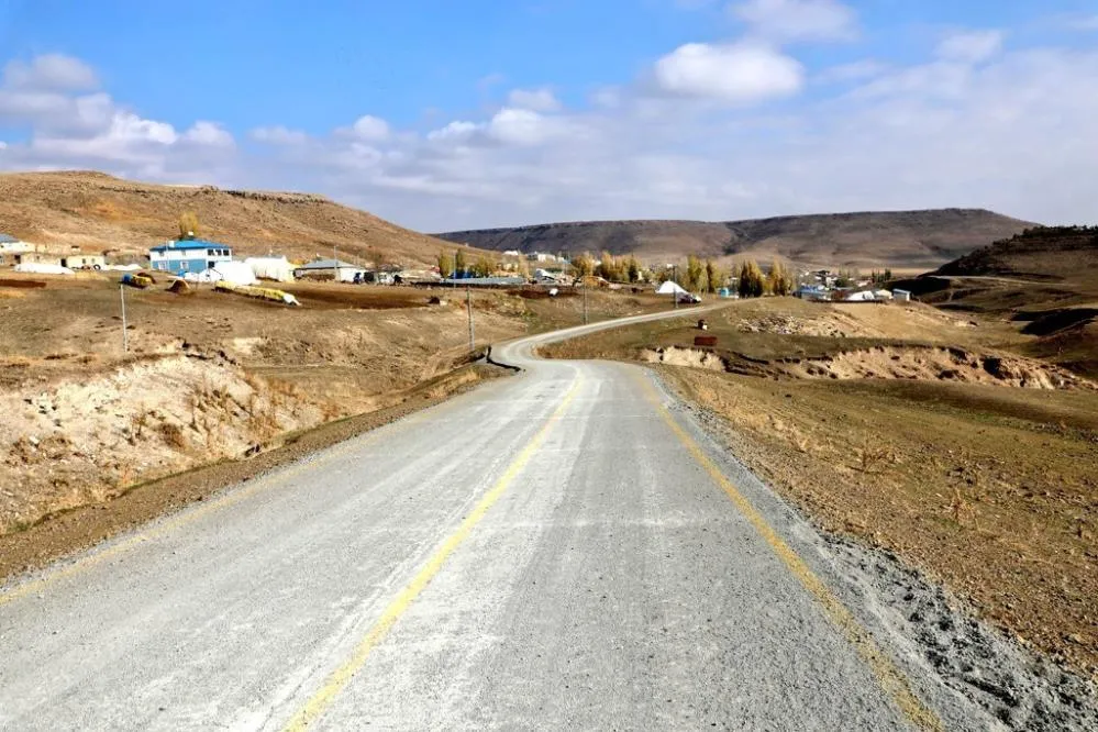 Geçit köyü beton yola kavuştu