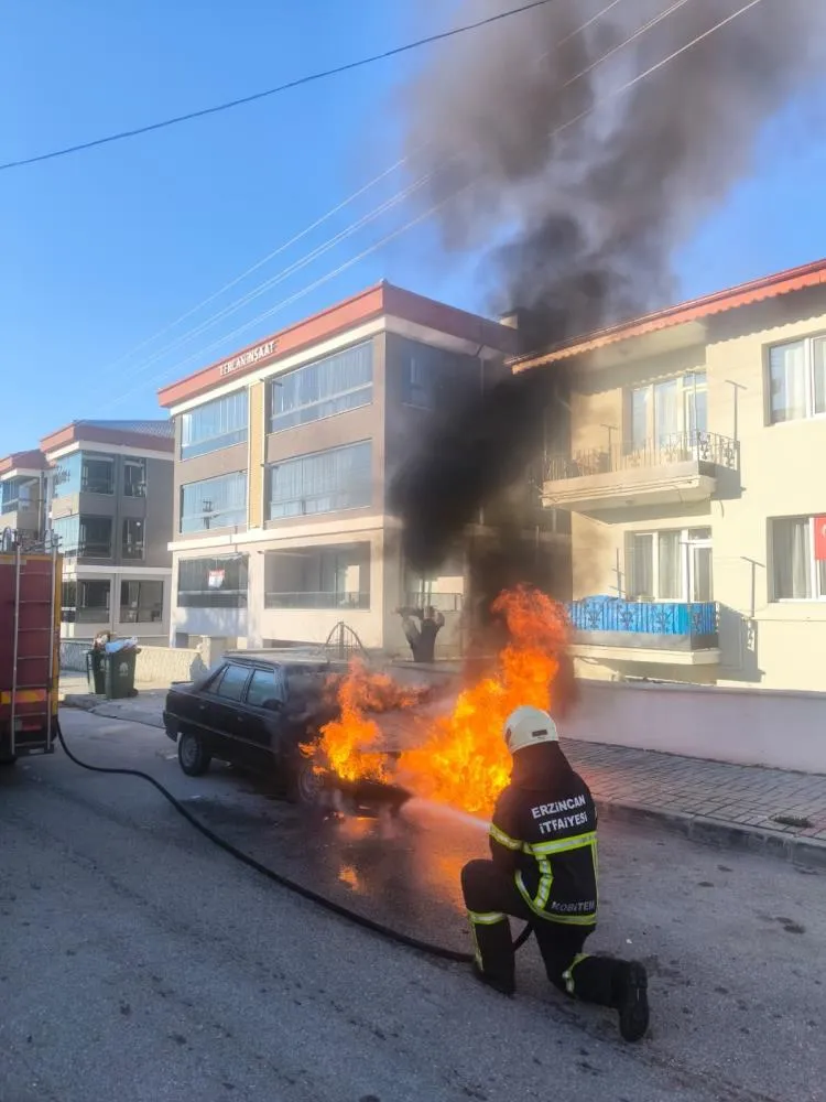 Erzincan’da park halindeki araç yandı