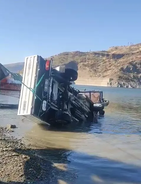 El freni açılan pikap baraja düştü