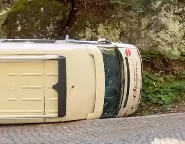 Yedigöller Milli Parkı’nda minibüs devrildi