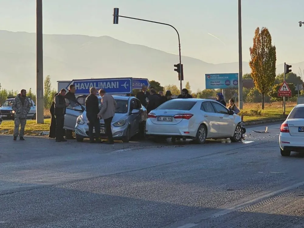 Erzincan’da iki otomobil çarpıştı; 5 yaralı