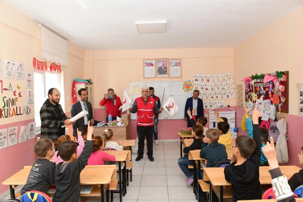 Kızılay’dan Çatak’taki öğrencilere anlamlı destek