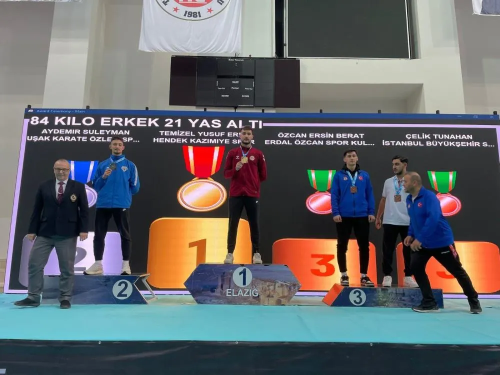 Düzce Üniversitesi öğrencisi altın madalyanın sahibi oldu