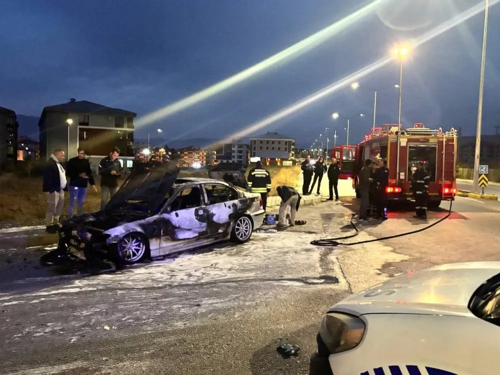Erzincan’da seyir halindeki otomobil alev aldı