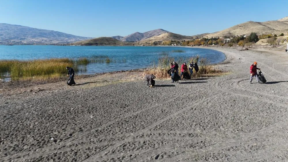 Hazar Gölü’nde temizlik çalışması