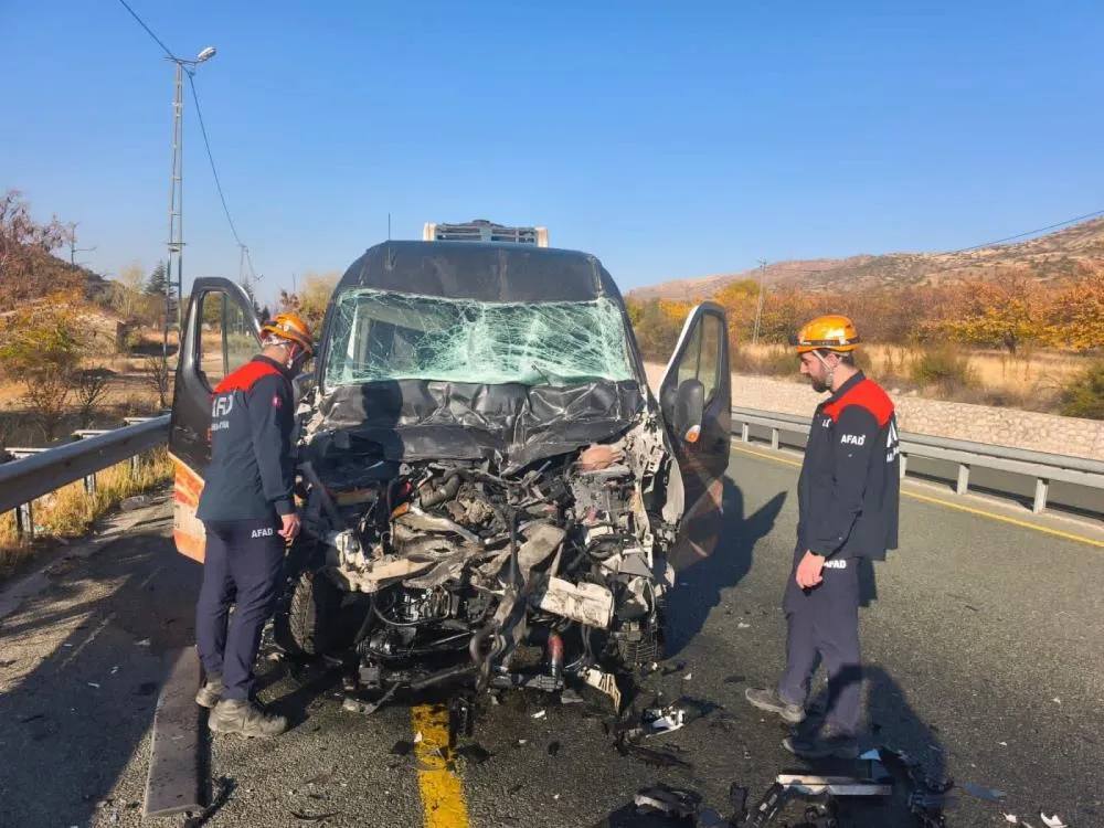 Elazığ’da minibüs ile kamyon çarpıştı