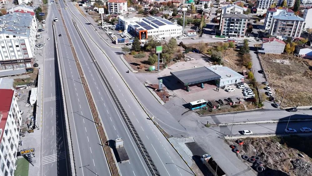 Akaryakıt istasyonuna giden yollar kapatıldı