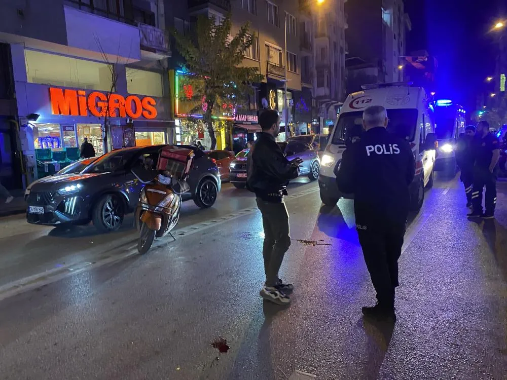 Motosiklet önce yayaya, sonra otomobile çarptı