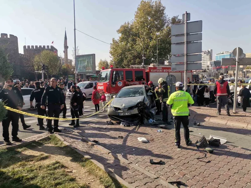Otomobil ışıkta bekleyen yayaların arasına daldı