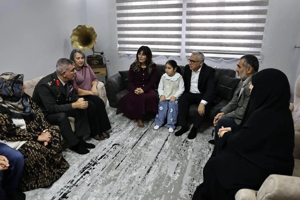 Vali Şimşek babası asker olan minik Gökçe