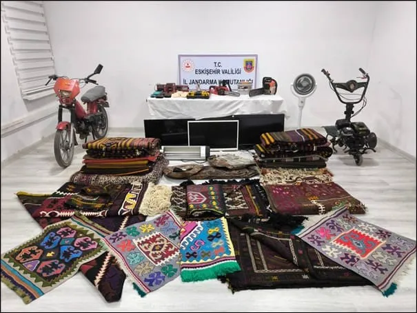 Mezarcıyız deyip 20 evi soyan 2 şüpheli yakalandı