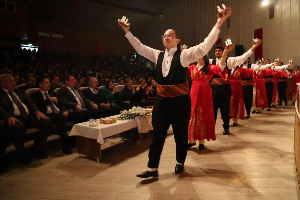 Annem kanseri ikinci kez yendi diyen öğrenci salonda dakikalarca alkışlandı