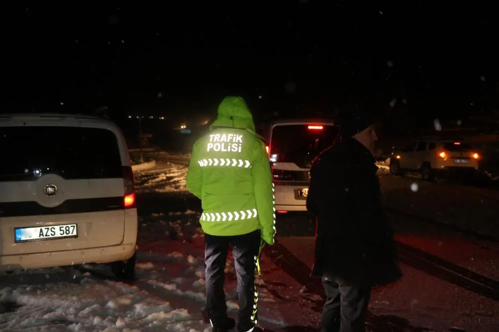 Kar ve tipi nedeniyle Sakaltutan, Kızıldağ ve Ahmediye Geçitlerinde yol ulaşıma kapandı