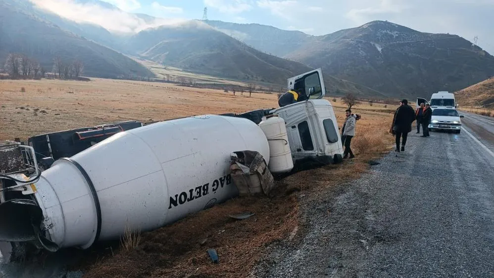 Tatvan-Hizan yolunda beton mikseri şarampole devrildi