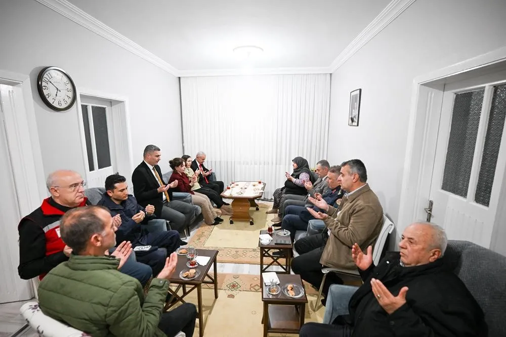 Kırklareli Valisi Turan, şehit annesinin elini öptü