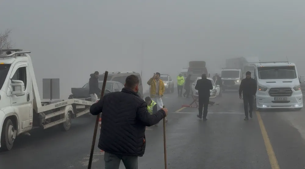 Yoğun sis Tatvan’da zincirleme kazaya neden oldu