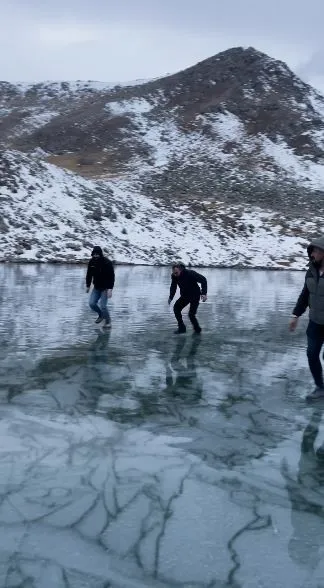 Artvinli gençler buz tutan Karagöl’de taş atıp test ettiler, sonra eğlendiler