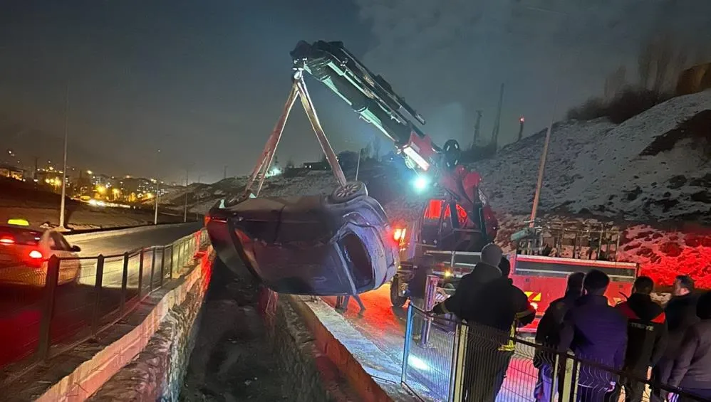 Kontrolden çıkan otomobil su kanalına düştü