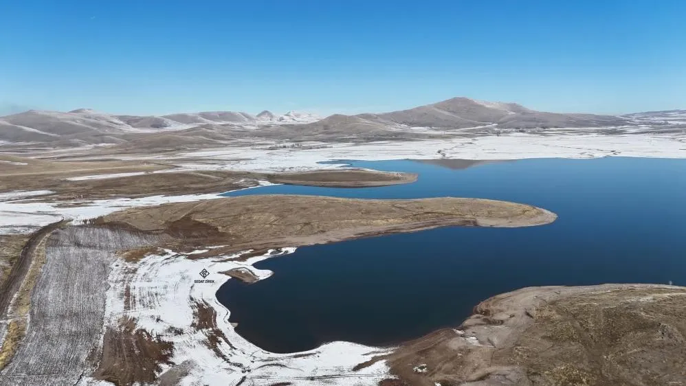 Patnos barajında kış güzelliği; Mavi ve beyazın buluşması