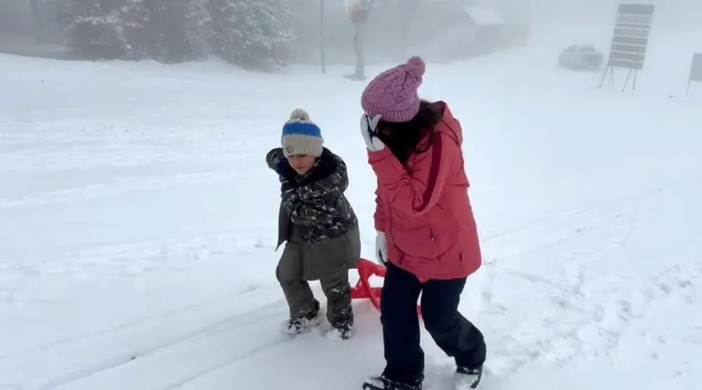 Çocuklar kardan adam yaptı, kızak kaydı