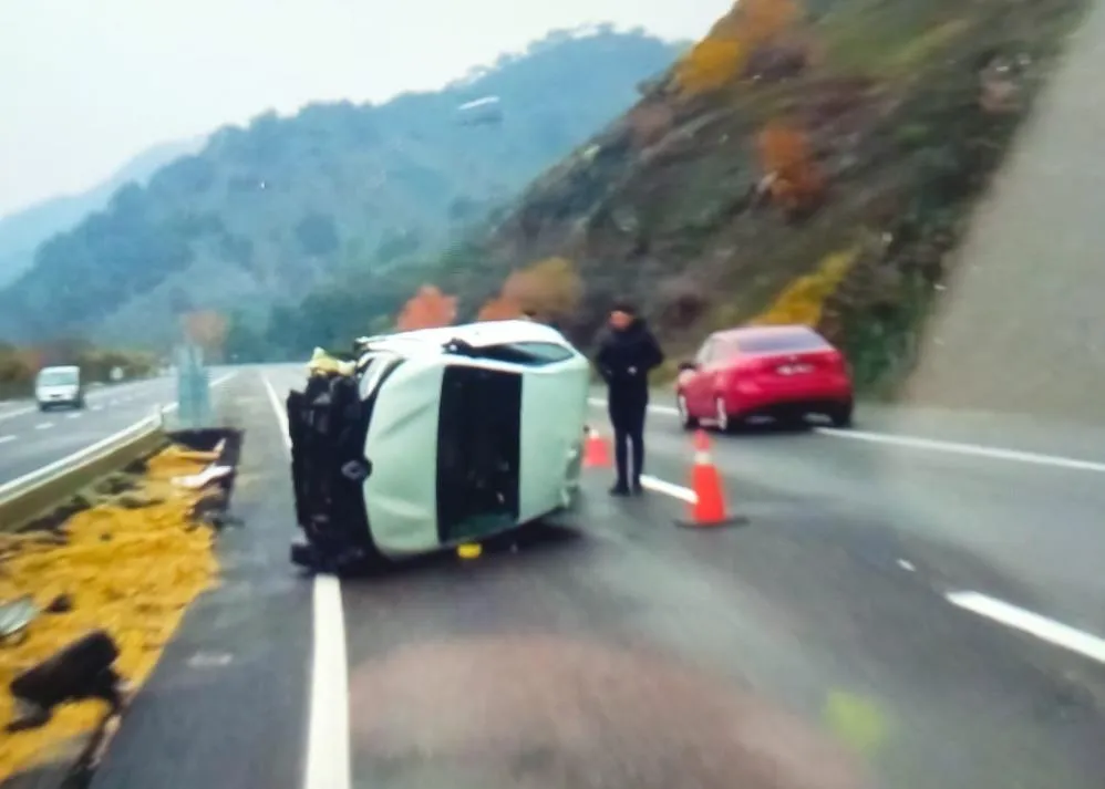 Otomobil yan yattı; 4 yaralı