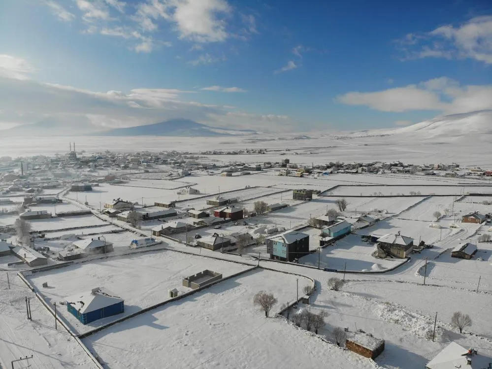 Kars beyaz örtüsünü çekti, buzlanan yolda tır kaldı