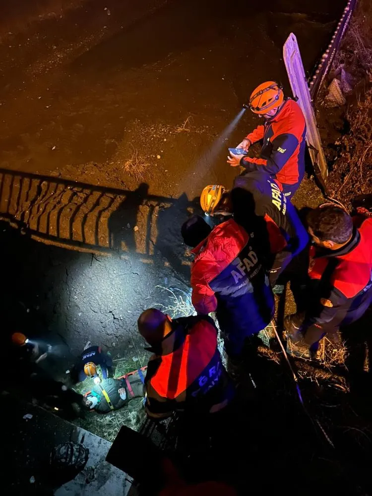 Ağrı’da köprüden düşen kişi ekiplerin hızlı müdahalesiyle kurtarıldı