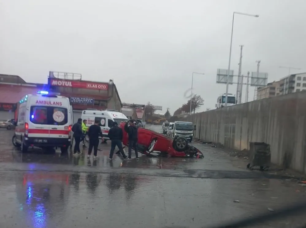 Tatvan’da otomobil köprülü kavşaktan uçtu