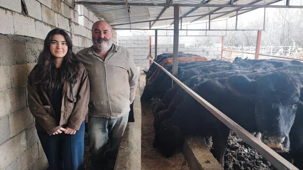 Atama beklerken hayvancılığa başladı