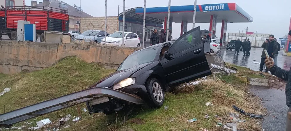 Muş-Bitlis kara yolunda 2 otomobil çarpıştı