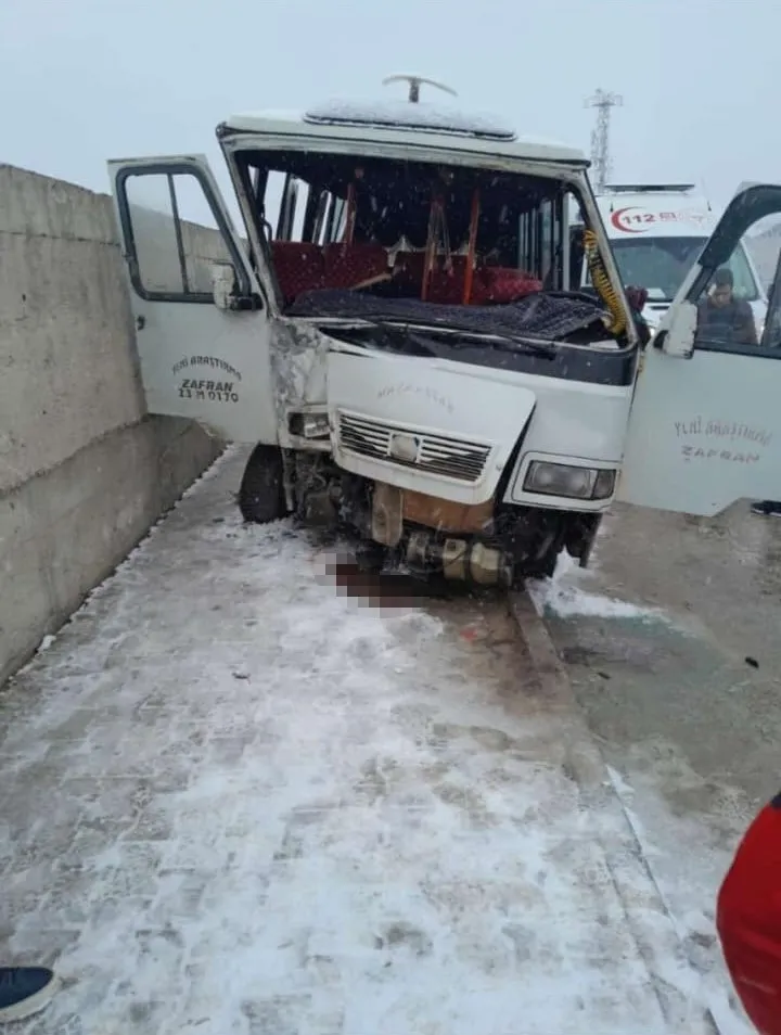 Elazığ’da minibüs istinat duvarına çarptı
