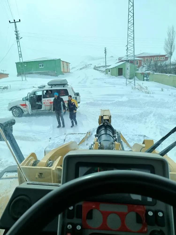 Köy yollarında kar temizliği