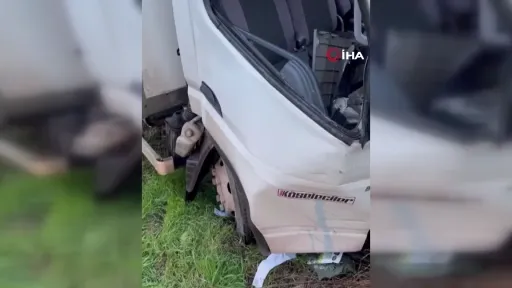 Araçlar kafa kafaya çarpıştı