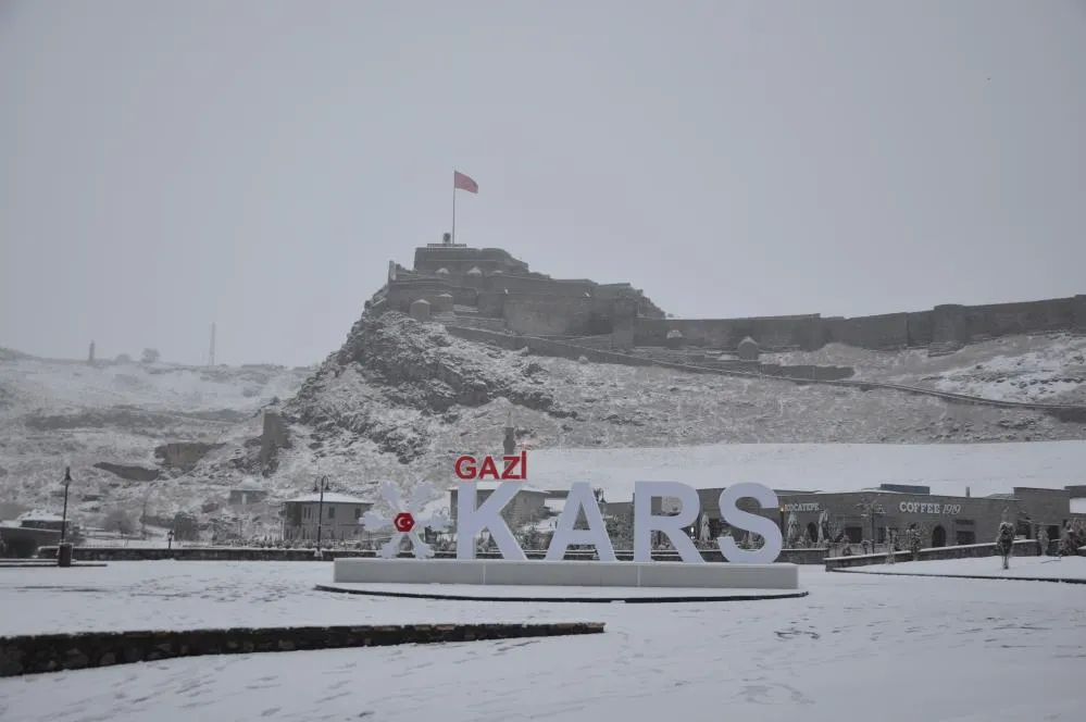 Kars beyaz örtüyle kaplandı