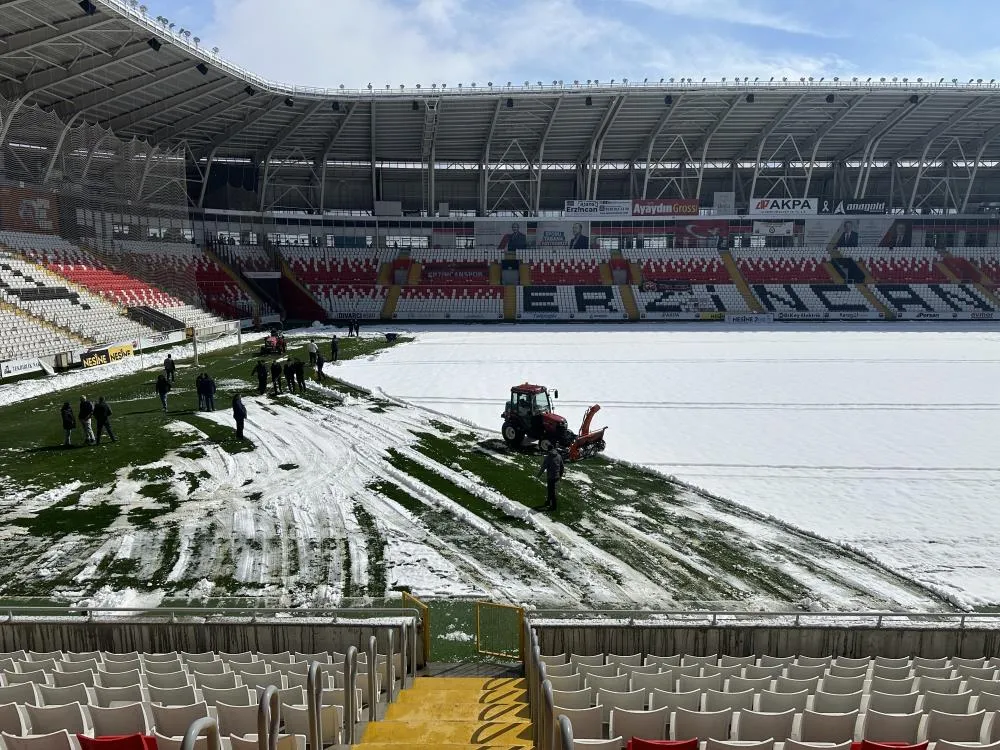 13 Şubat Şehir Stadyumu’ndaki yarım metrelik kar temizlendi