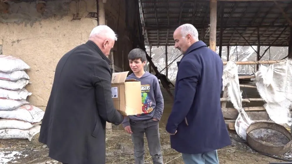 Polis memurundan dar gelirli ailelere bayram şekeri