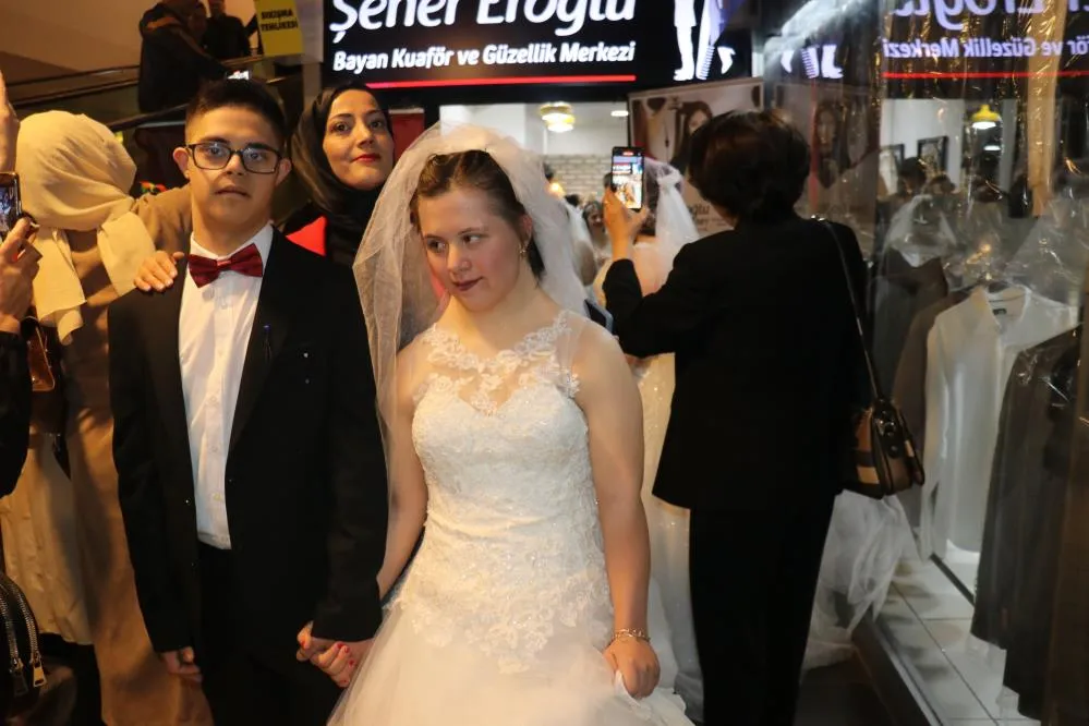 Down sendromlular düğün coşkusu yaşadı