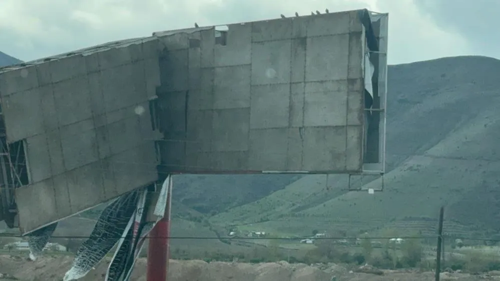 Şiddetli rüzgar reklam panosunu devirdi