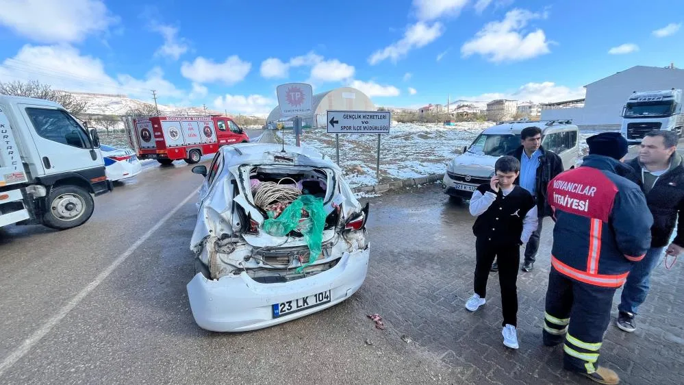 Elazığ’da greyder ile otomobil çarpıştı